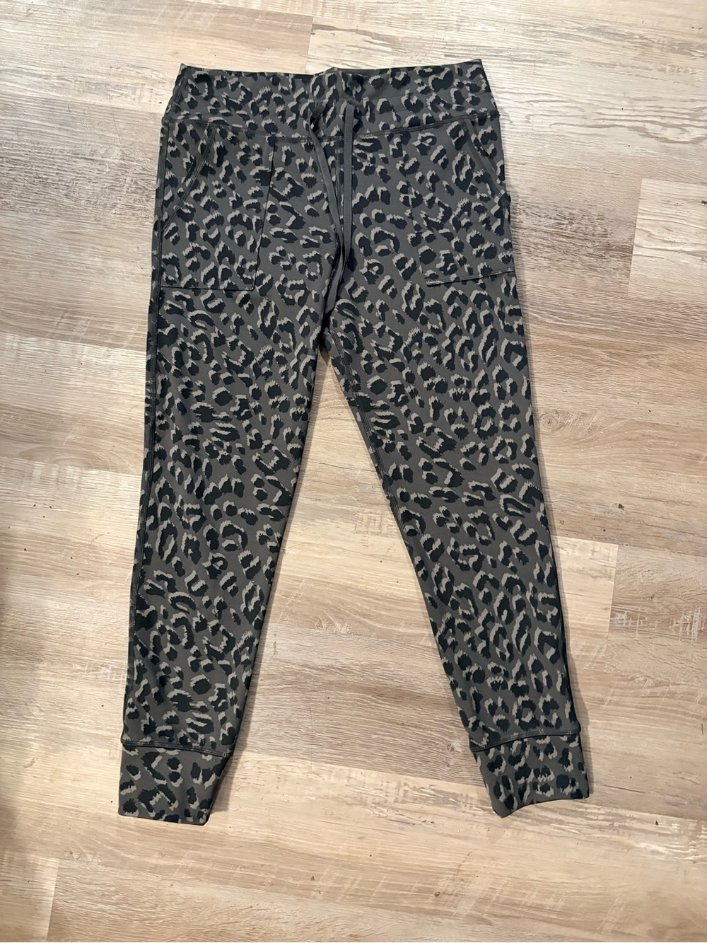 OFFLINE by Aerie Gray Leopard Print Jogger Leggings - Size XL